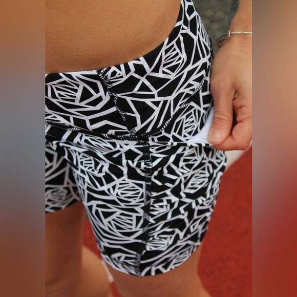 Lululemon Speed Track Short 6” - Black White / Miss Mosaic White - Picture 2 of 5
